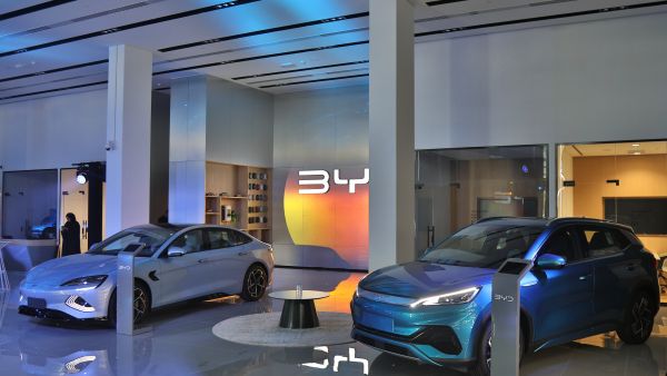 The new showroom, part of BYD’s “Closer To You” strategy, serves as a lynchpin for Al-Futtaim Electric Mobility’s broader expansion plans. Al-Futtaim Electric Mobility Company Unveils First BYD Abu Dhabi Showroom: Pioneering Electric Innovation in the Capital