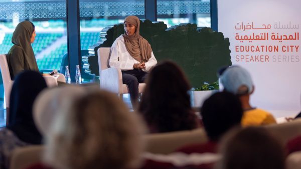 العداءة الأولمبية الهولندية الجنسية سفيرة لبرنامج "رسم الدروب" الذي أطلقته مؤسسة قطر حديثًا العداءة الأولمبية الهولندية الجنسية سفيرة لبرنامج "رسم الدروب" الذي أطلقته مؤسسة قطر حديثًا