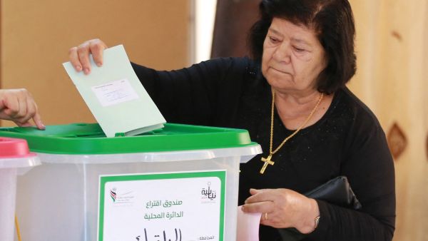 سيدة اردنية تصوت داخل مركز اقتراع في محافظة البلقاء الأردنية