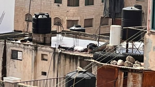 جنود الاحتلال يعدمون أحد المصابين على سطح أحد المنازل في قباطية