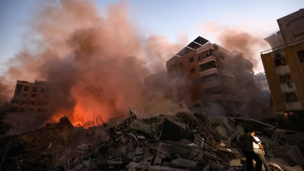 الطائرات ألقت نحو 85 قنبلة خارقة للتحصينات، تزن الواحدة منها طنا من المتفجرات