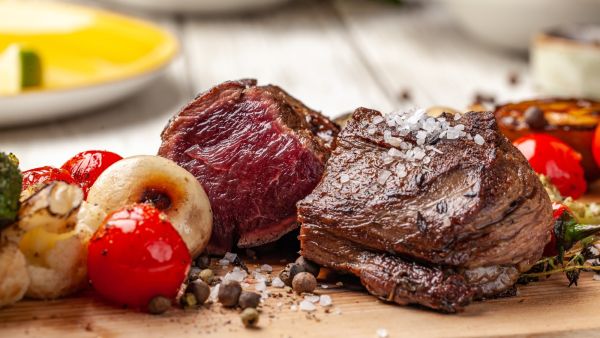 ستيك اللحم البقري مع فطر وزبدة الثوم في المقلاة الهوائية
