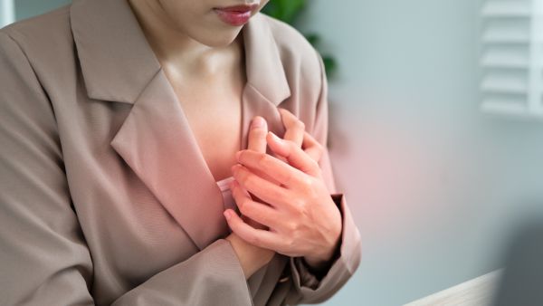 طبيب البوابة: ما علاقة آلام الجسم عند النساء بدهون البطن؟