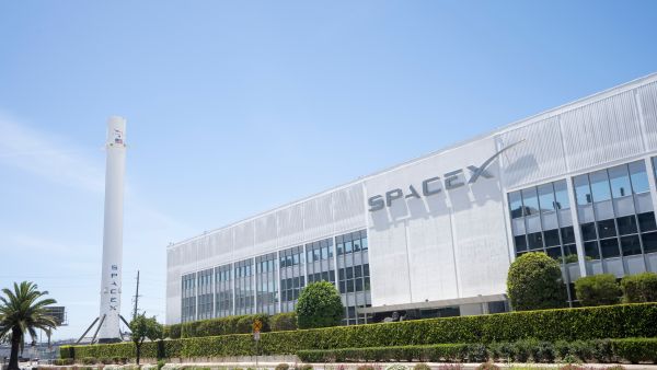 SpaceX launches a capsule to rescue NASA astronauts 
