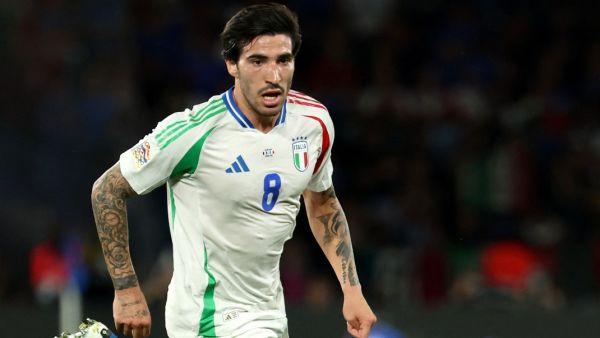 Italy's midfielder #08 Sandro Tonali controls the ball during the UEFA Nations League Group A2 football match between France and Italy at the Parc des Princes in Paris on September 6, 2024. (Photo by FRANCK FIFE / AFP)
