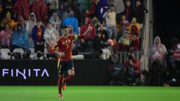 موراتا يقود إسبانيا للفوز (Photo by CRISTINA QUICLER / AFP)