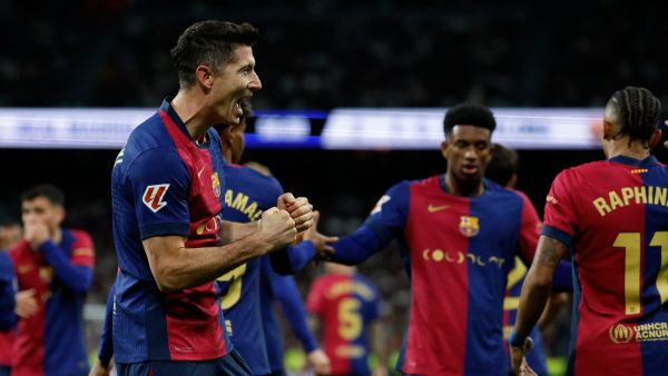 ليفاندوفسكي يقود البارسا لانتصار تاريخي على الغريم ريال مدريد (Photo by OSCAR DEL POZO / AFP)