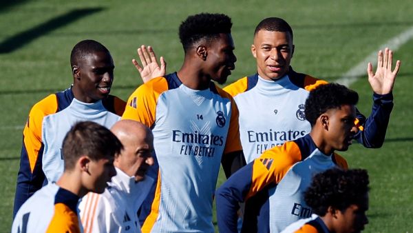 جانب من تدريبات ريال مدريد الاستعدادية لمواجهة سيلتا فيغو (Photo by OSCAR DEL POZO / AFP)