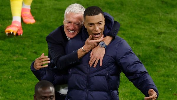 صورة أرشيفية لمبابي وديشامب (Photo by Odd ANDERSEN / AFP)
