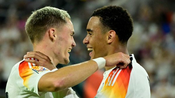 جمال موسيالا (يمين) وفلوريان فيرتز (Photo by John MACDOUGALL / AFP)