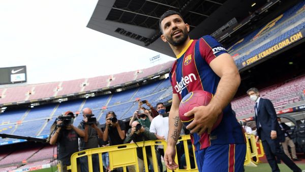أجويرو يقاضي برشلونة ويطالب بملايين اليوروهات