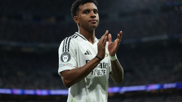 رغم الإغراءات الكبيرة..مهاجم ريال مدريد يبقى وفياً للفريق