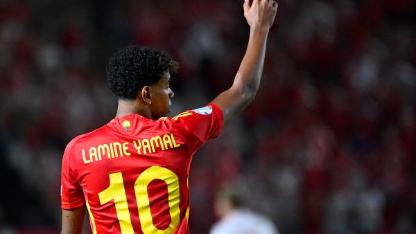 لامين يامال يثير قلق برشلونة بعد تعرضه لإصابة مع المنتخب