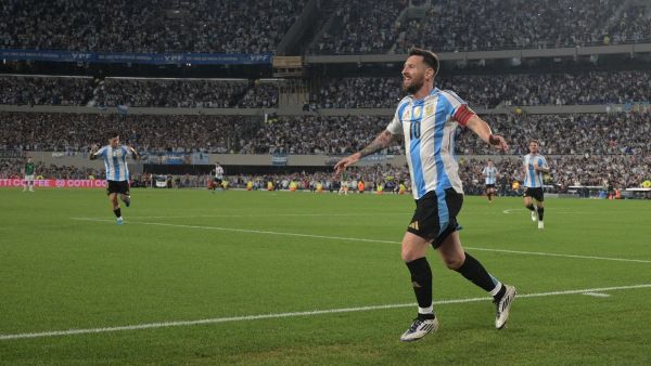 ميسي يواصل التألق: ثلاثية تاريخية مع الأرجنتين وتفكير في الاعتزال
