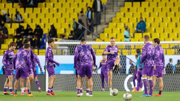 Fiorentina's players warm up ahead of the Italian Super Cup semi final football match between Napoli and Fiorentina at Al-Awwal Park Stadium in Riyadh, on January 18, 2024. (Photo by AFP)