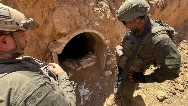 جنديان من قوات الاحتلال أمام مدخل نفق في قطاع غزة