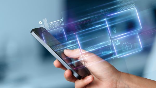 طبيب البوابة: الإفراط في استخدام الهواتف الذكية يسبب الخرف الرقمي
