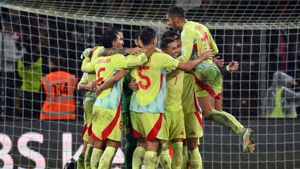 إسبانيا مرشحة لتحقيق فوز جديد اليوم (Photo by Fabrice COFFRINI / AFP)
