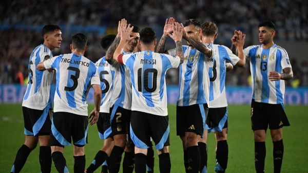 الأرجنتين تتطلع لاستفاقة أمام بيرو (Photo by Luis ROBAYO / AFP)