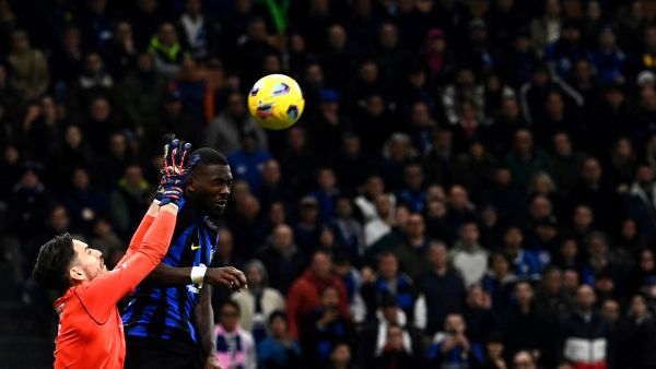 مواجهة مرتقبة بين عملاقي الدوري الإيطالي (Photo by Isabella BONOTTO / AFP)