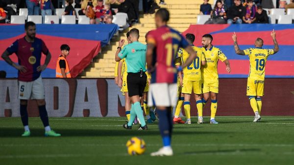 برشلونة يمنح ريال مدريد فرصة كبيرة لانتزاع الصدارة بعد إخفاقه على ملعبه (Photo by Josep LAGO / AFP)
