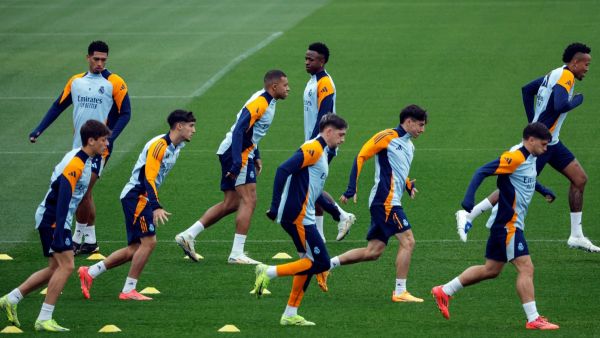 جانب من تدريبات ريال مدريد التحضيرية لمواجهة أوساسونا (Photo by OSCAR DEL POZO / AFP)