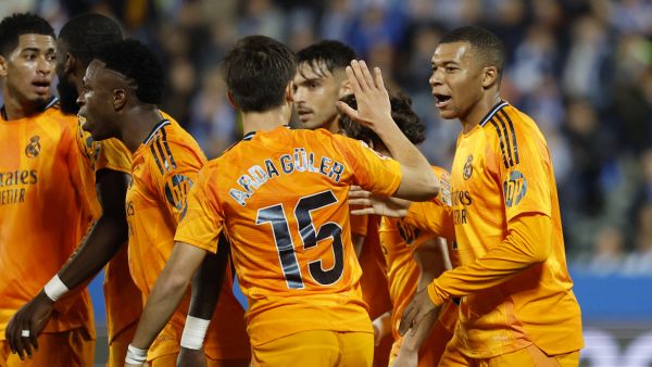 ريال مدريد يقلص الفارق مع برشلونة المتصدر إلى 4 نقاط (Photo by OSCAR DEL POZO / AFP)