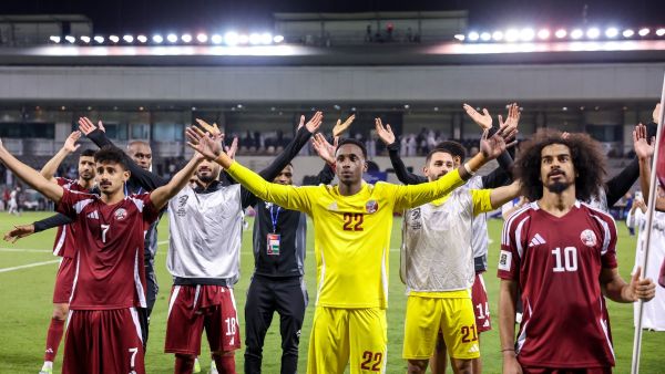 قطر تتفوق على أوزبكستان (Photo by KARIM JAAFAR / AFP)