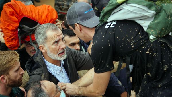 Spanish king met with anger, Mud thrown during visit to flood-stricken town