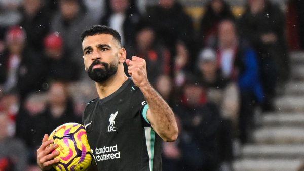 برشلونة يخطط لصفقة مفاجئة مع صلاح في الميركاتو المقبل