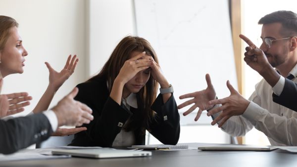 5 نصائح للتحدث إلى مديرك في العمل بشأن التوتر