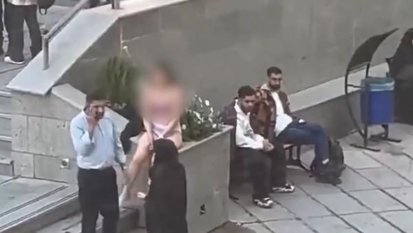 طالبة إيرانية تخلع ملابسها احتجاجًا على قوانين الحجاب في جامعة بطهران