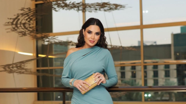 سيرين عبد النور تضج أنوثة بإطلالتها في عرض إيلي صعب في موسم الرياض 