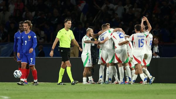 Italy's players celebrate the third goal during the UEFA Nations League Group A2 football match between France and Italy at the Parc des Princes in Paris on September 6, 2024. (Photo by Franck FIFE / AFP)