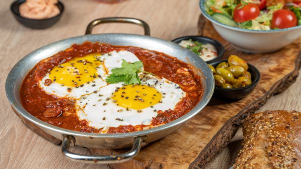 طريقة عمل البيض بالطماطم 