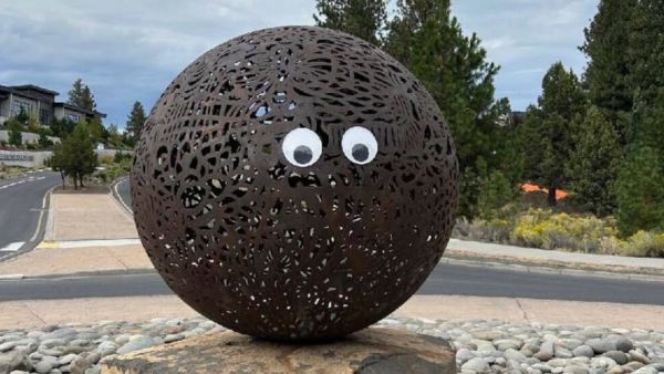 Googly eyes on statues spark debate in US Oregon city