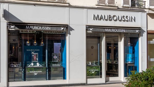 $312,000 jewelry stolen from a department store in Paris