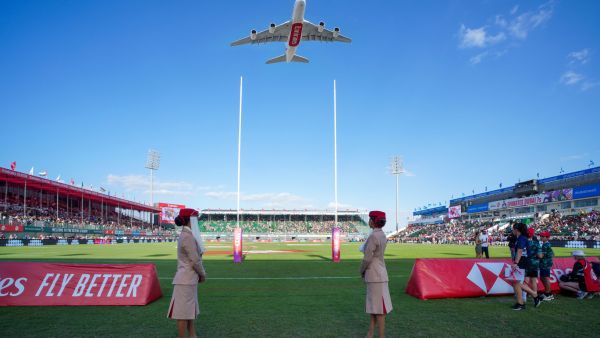 طائرة الإمارات A380 تفاجئ جمهور بطولة طيران الإمارات لسباعيات دبي للرجبي احتفالاً بعيد الاتحاد الـ53