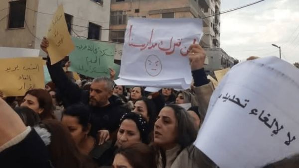 موظفون