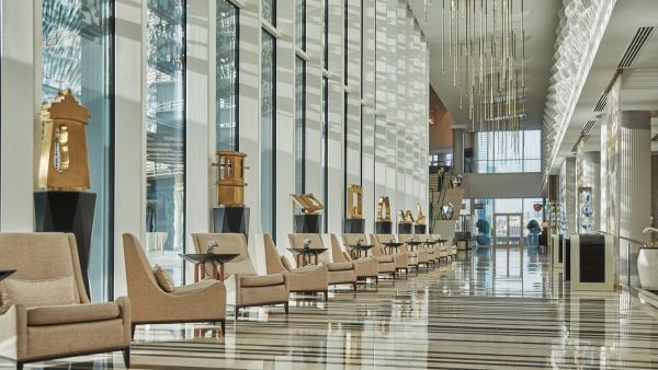 The contemporary Italian sculptor’s awe-inspiring work, ‘My Heart is Yours’, will grace the elegant Four Seasons Hotel Abu Dhabi at Al Maryah Island until the end of March 2025 Four Seasons Hotel Abu Dhabi at Al Maryah Island Presents Sculptor Lorenzo Quinn’s Enchanting Masterpiece