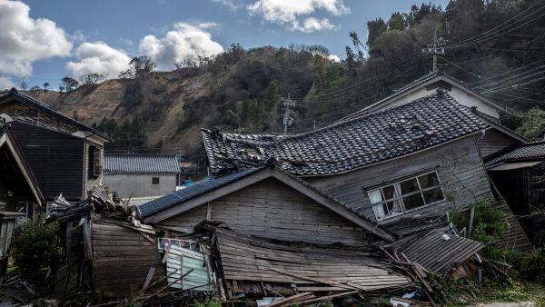 Tsunami alert in Japan