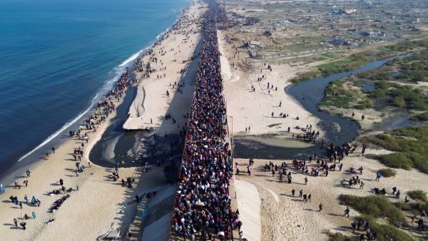 Tens of thousands of displaced Palestinians return to northern Gaza 