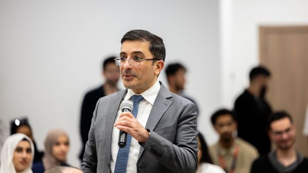 خلال الحدث أستاذ في جامعة أبوظبي يحصل على براءة اختراع أمريكية في تكنولوجيا شبكات النقل الآني الكمي