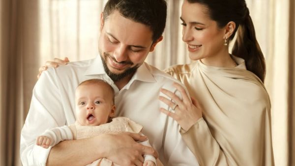 تفاصيل إطلالة الأميرة إيمان مع جدّها الملك عبد الله الثاني