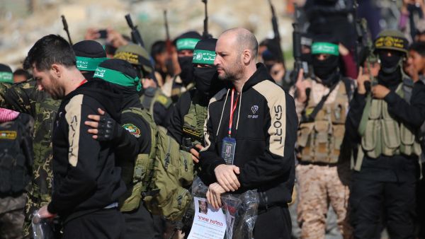 Palestinian militants escort Israeli-Argentinian Yair Horn (C) and Israeli-American Sagui Dekel-Chen 