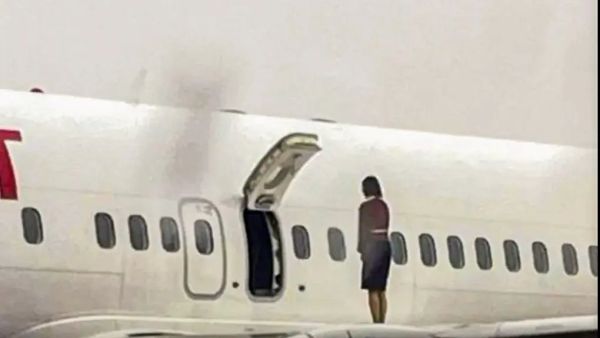 Eastar Jet attendants take selfie on plane wing