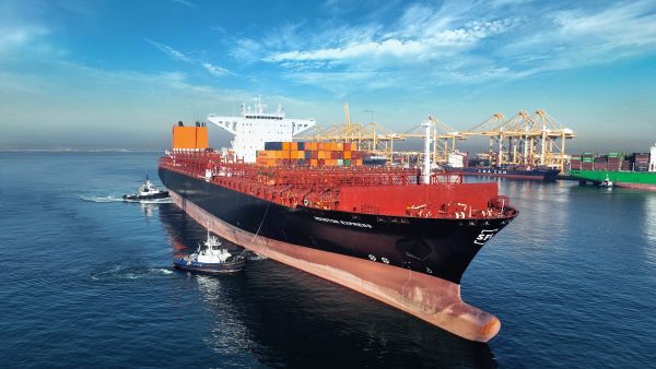 MV Houston Express arrives in Jebel Ali Port. Jebel Ali port welcomes historic first call of new Gemini service