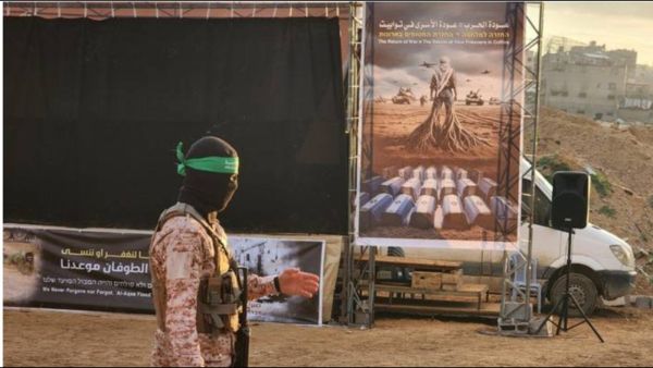 لوحة للمقاومة الفلسطينية ضمن استعدادات تسليم الجثامين مكتوب عليها: عودة الحرب=عودة الأسرى في توابيت / صورة: وسائل التواصل (وسائل التواصل)