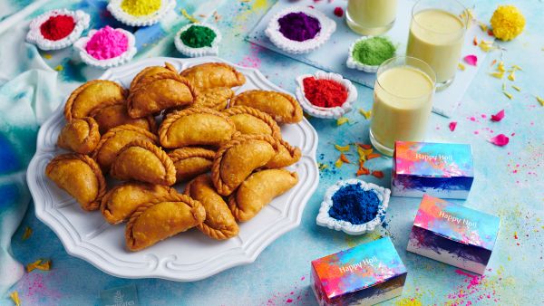 Emirates wishes customers 'Holi Hai' Emirates wishes customers 'Holi Hai'
