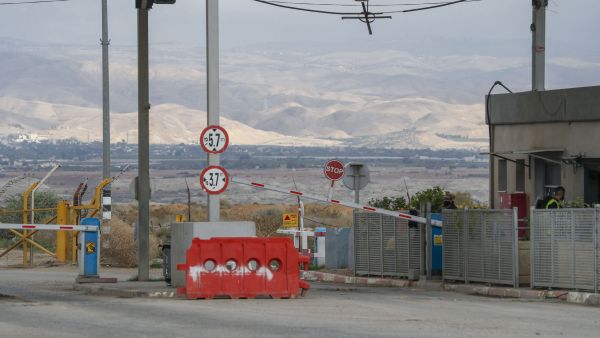 Israel plans fence with Jordan Valley